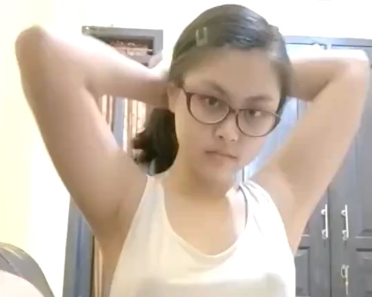 Cewe indo cantik ga pake BH mainin toket kenyal bgt