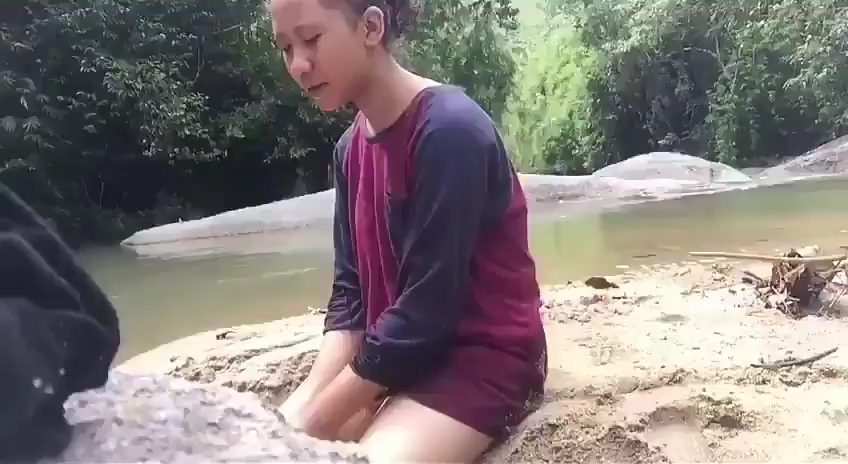 Mau cobain ngentot dibawah air terjun