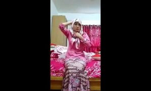 Tante Habis Kondangan Malah Colmek